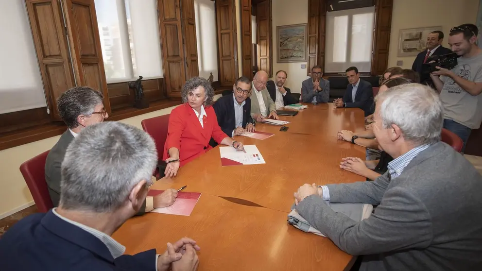 Imagen del acto de la firma del convenio de renovación de la Cátedra de la Empresa Familiar entre la UMU, la UPCT, Caixabank y Amefmur