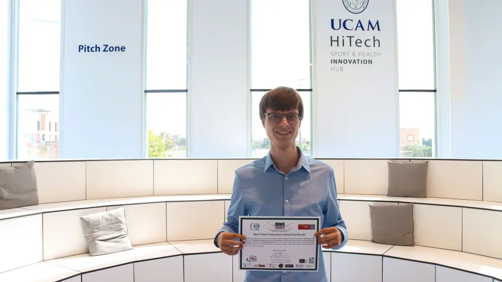 Jochem Nelen, investigador predoctoral de la UCAM financiado por la cátedra Eurofins Villapharma Research, ha recibido el premio “Best Flash Presentation Award” en el “III Symposium on Chemical and Physical Sciences for Young Researchers”