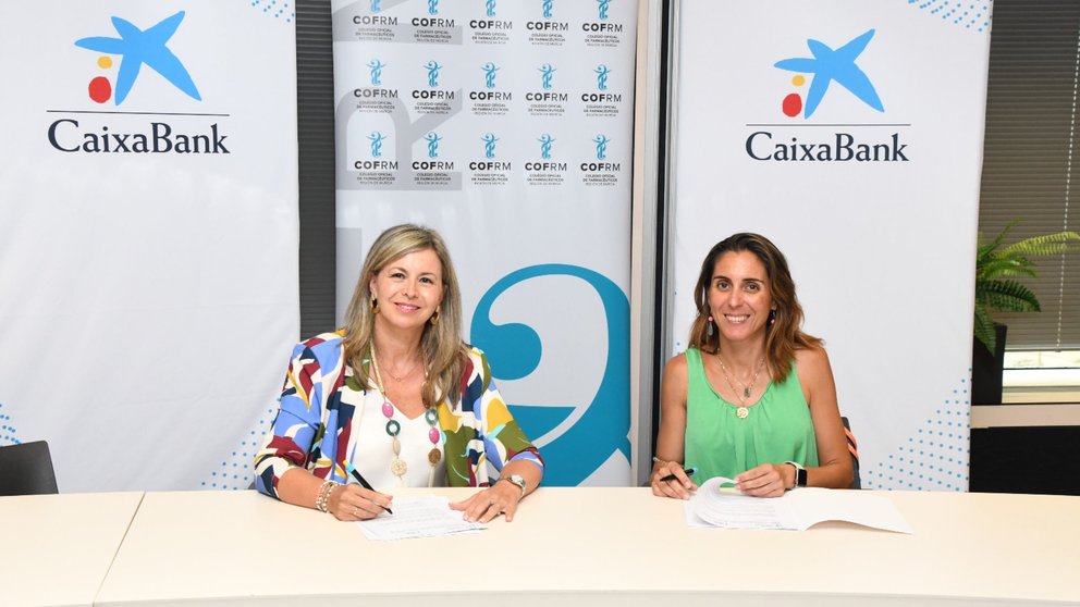 La directora territorial de Caixabank para Valencia y Murcia, Olga García (izq.) y Paula Payá, presidenta del Colegio de Farmacéuticos