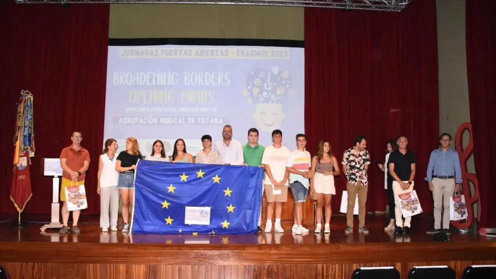 El director general de Juventud, José Manuel López, junto a los participantes en el proyecto de intercambio juvenil concedido a la Agrupación Musical de Totana, tras el acto de presentación el pasado miércoles.