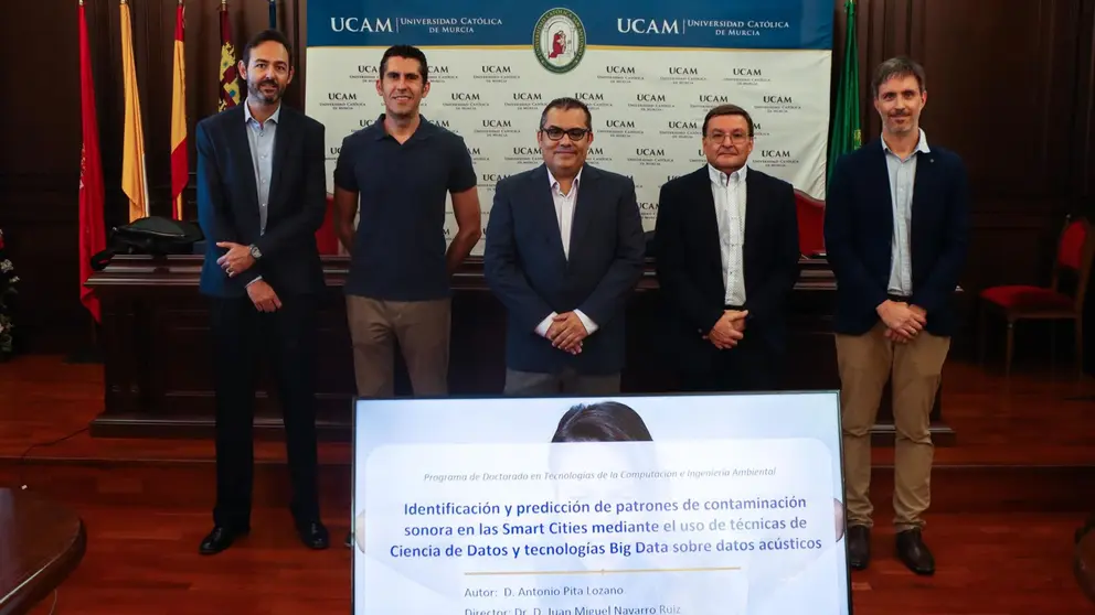 Foto de familia durante la presentación de la tesis del nuevo doctor de la UCAM, Antonio Pita, sobre el desarrollo de una inteligencia artificial capaz de identificar y predecir patrones de contaminación sonora en las ciudades mediante sensores acústicos