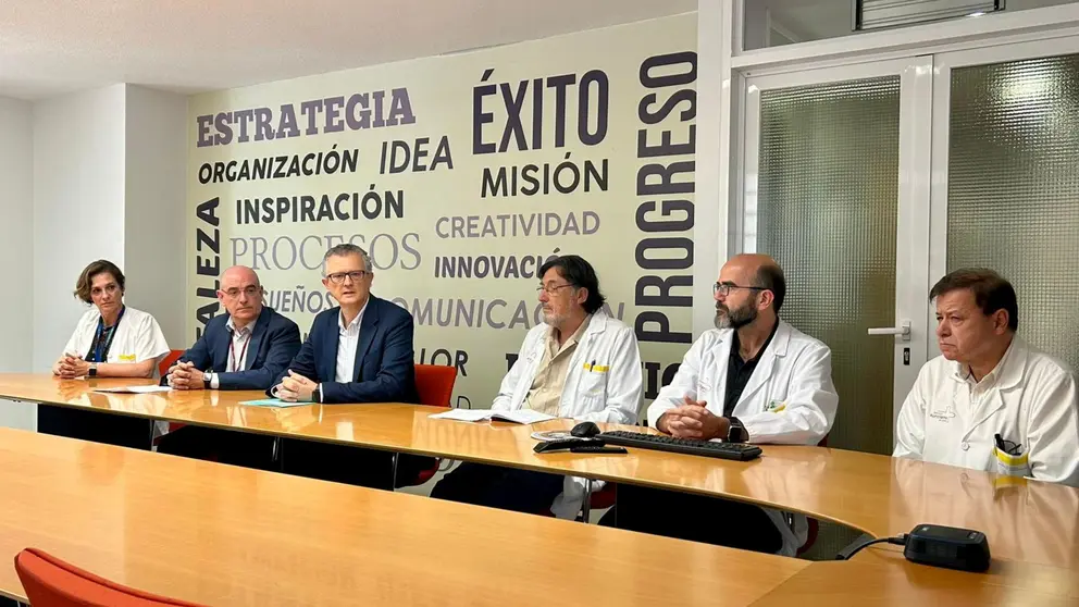 El consejero de Salud en funciones, Juan José Pedreño, mantuvo un encuentro con los profesionales del equipo de cirugía de la Arrixaca