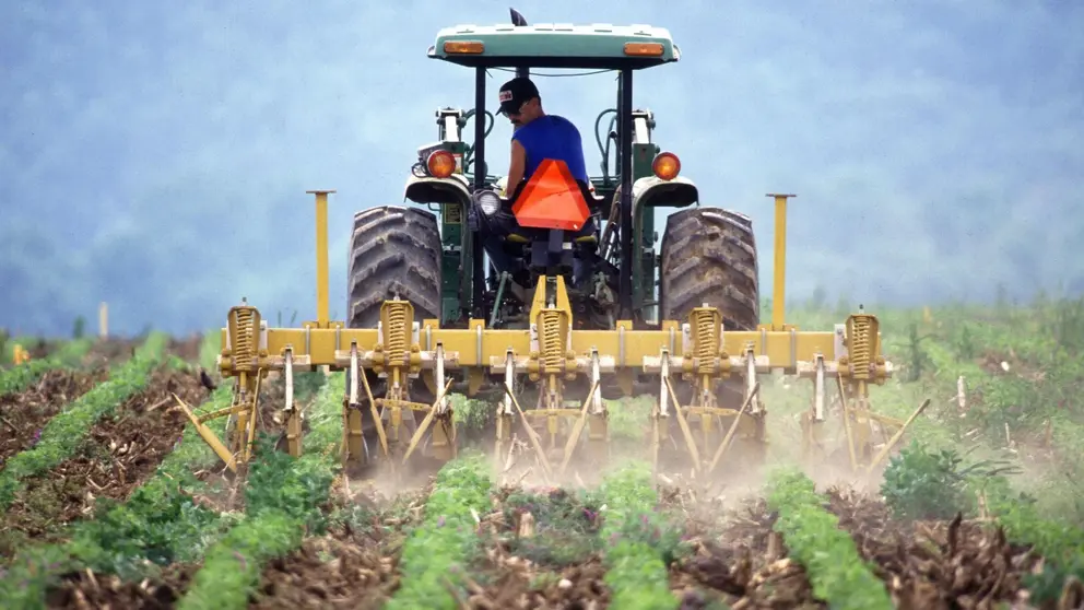 Agricultor con su tractor