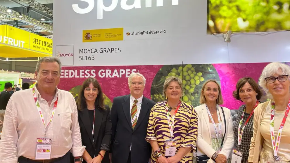 La directora general, Remedios García y el cónsul de España en Hong Kong, Miguel Aguirre, durante su recorrido por los expositores de la Región.