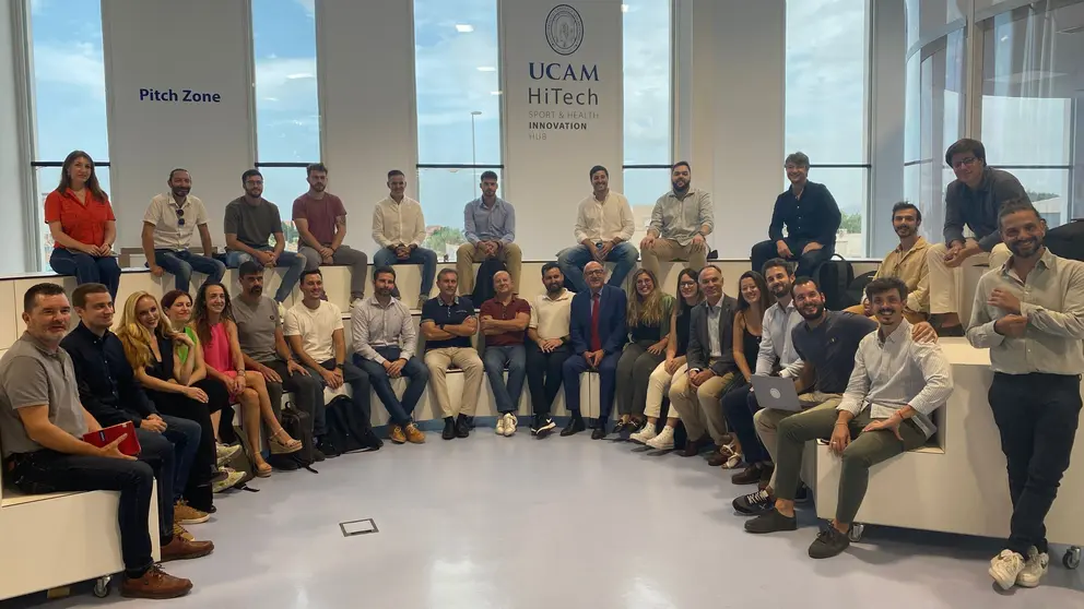 Juan Manuel Nuñez, director de Banca Institucional de Banco Santander en la Región de Murcia; Rosa Sánchez, responsable de startups Levante de Banco Santander y Carlos Caballero, director de UCAM HiTech, con los participantes.