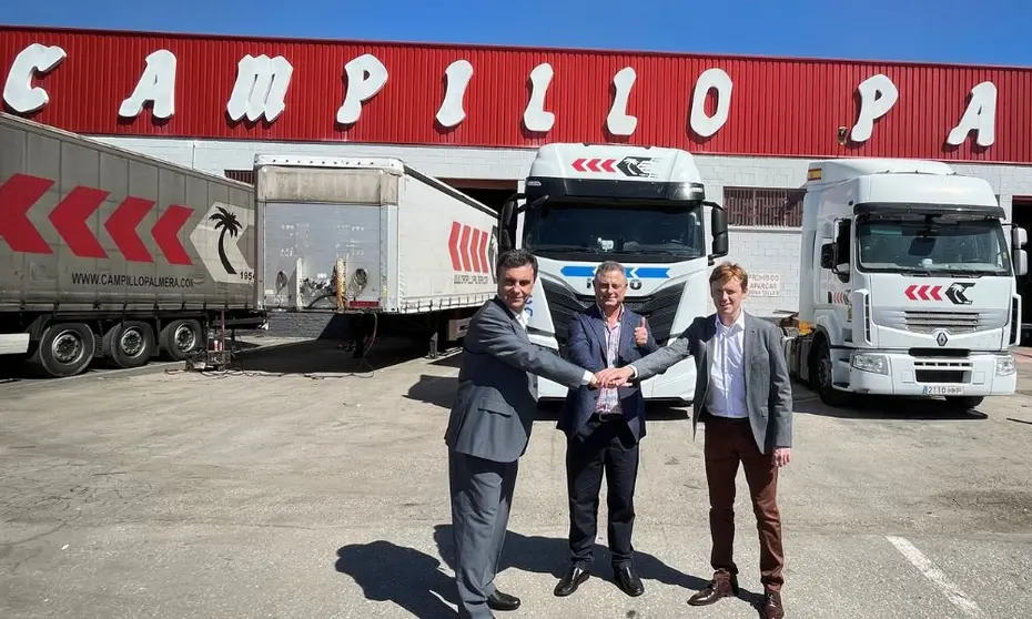 Ralph Dassonville, Joaquín Campillo y Juan Carlos de Pablo celebran el acuerdo en las instalaciones de Campillo Palmera