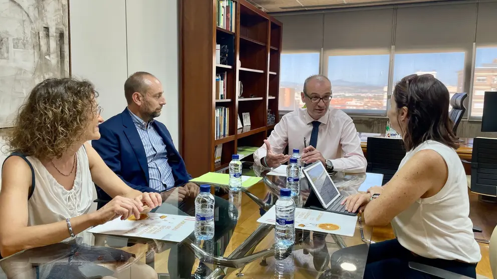 El consejero Víctor Marín se reunió con la presidenta de la Asociación de dislexia, Silvia López.