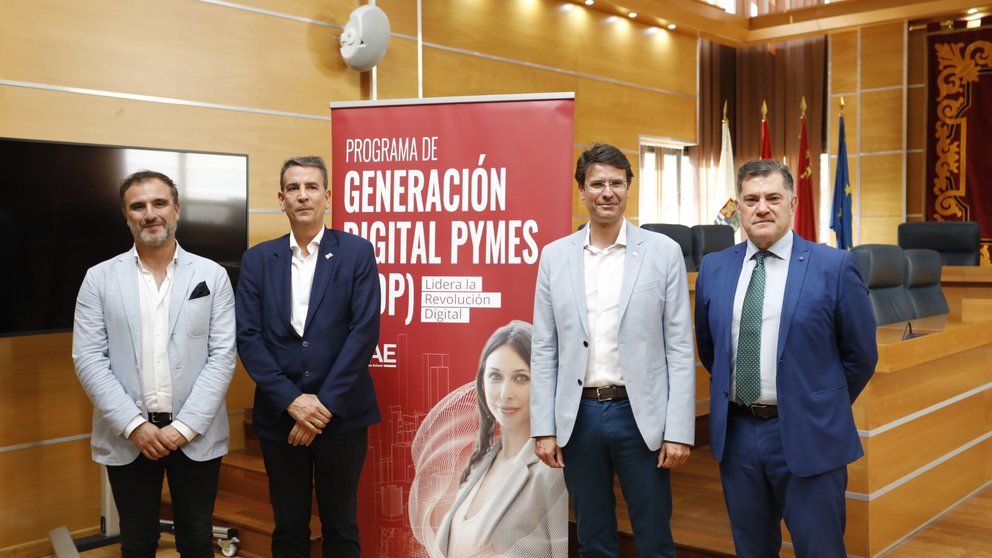 De izq. a der., Sergio Montes, Miguel López, el alcalde Alfonso y el concejal Hernández