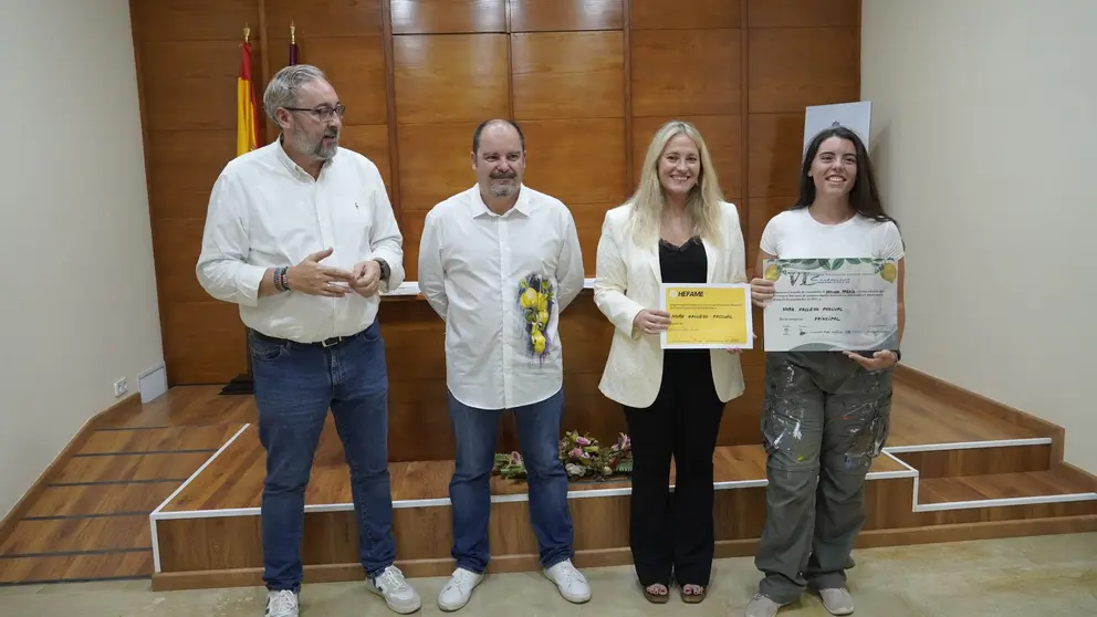 Hefame patrocinó, por tercer año consecutivo, el segundo premio del Certamen de Pintura Rápida Nacional de Santomera. El reconocimiento este año se entregó a la artista Nora Gallego, creadora de un acrílico sobre lienzo donde empleó, principalmente, colores primarios.

La artista, que ha recibido el premio de manos de la interventora de Hefame, María Luisa Torregrosa, logró el segundo premio en la categoría principal, que patrocina la cooperativa.

Torregrosa felicitó a los participantes y valoró el alto nivel de los participantes. Otros galardonados han sido David Escarabajal, primer premio; María Joaquin Sánchez, tercer premio y Alfredo López, cuarto premio.