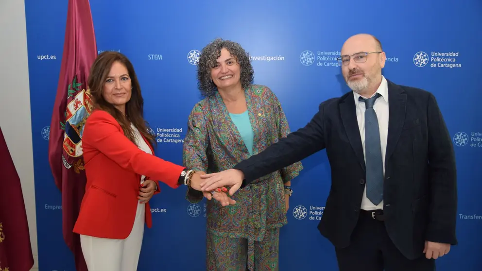 El acuerdo ha sido ratificado por la rectora de la UPCT, Beatriz Miguel, y la decana presidenta del COGITARM, Lola Martínez, acompañadas del director de la Escuela Técnica Superior de Ingeniería Agronómica (ETSIA), José Miguel Molina.