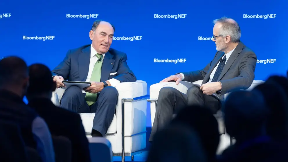 Ignacio Galán (izq.) durante su participación en el Congreso BloombergNEF celebrado este miércoles en Londres.