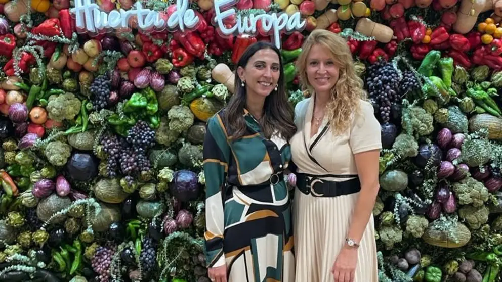 Virginia Olivares, CEO de VeryAgro, junto a la consejera de Agricultura, Sara Rubira