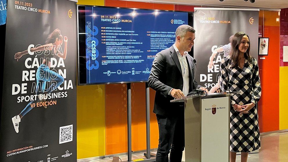 Antonio Ruiz, CEO de Sport Business World, junto a la consejera de Turismo, Carmen Conesa, en la presentación del congreso