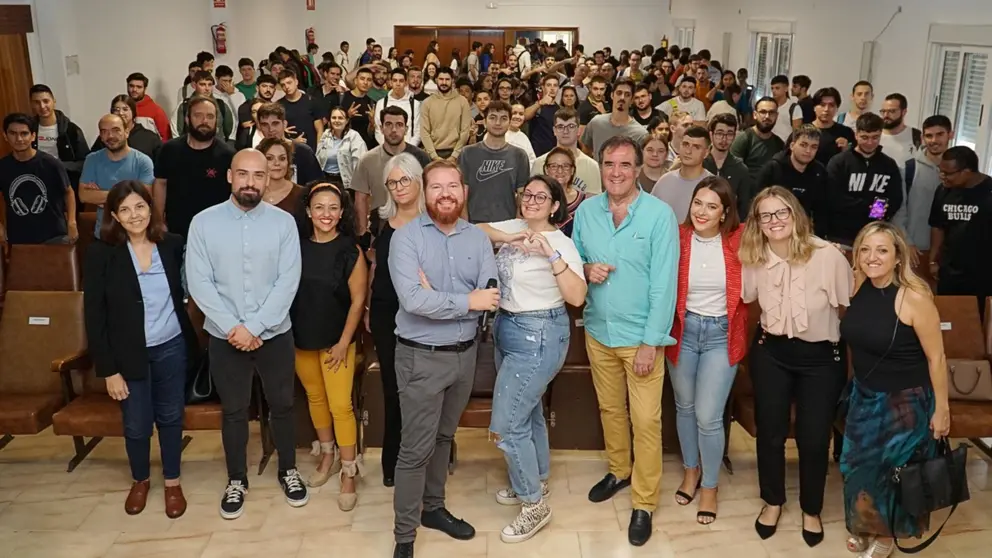 La directora general de Juventud (3d), Carmen María Muñoz, con los asistentes a la presentación de EJE