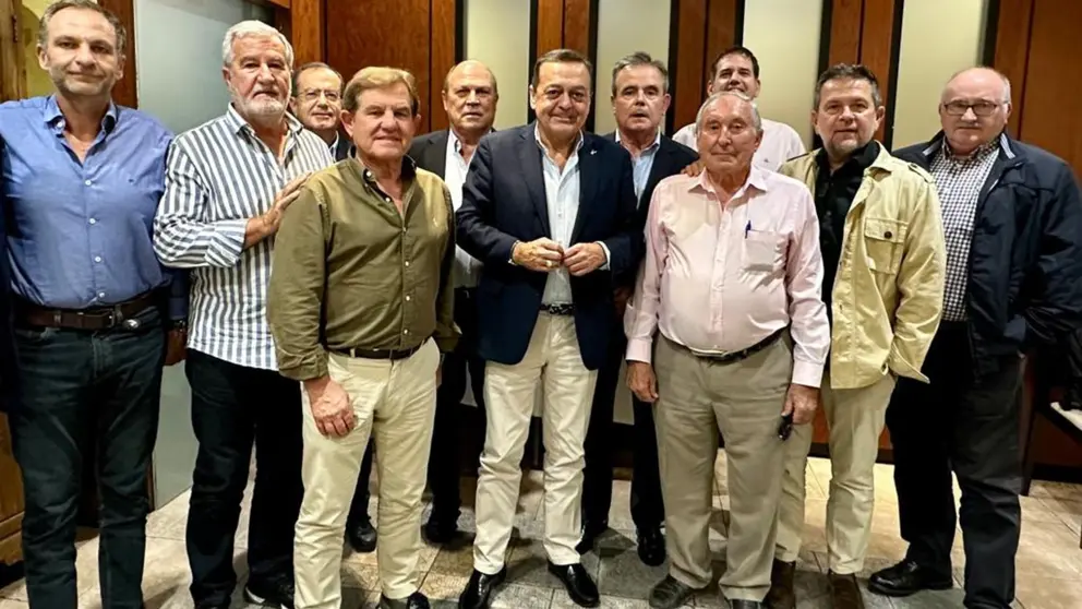 De izquierda a derecha: Alfonso Gálvez (Asaja), Santiago Martínez Esparza (Fecoam), José García Gómez (Agrupal), Mariano Zapata (Proexport), Miguel Ángel Parra (Asoc. Empresarios Hortofrutícolas), José Mª Albarracín (presidente de CROEM), José Rosique (sec. Gral. de CROEM), Isidoro Ruiz (Jucers), José Antonio García (Asoc. Empresarios Hortofrutícolas), Juan Marín (Proexport y vicepresidente de CROEM) y Francisco Martínez (Afexpo).