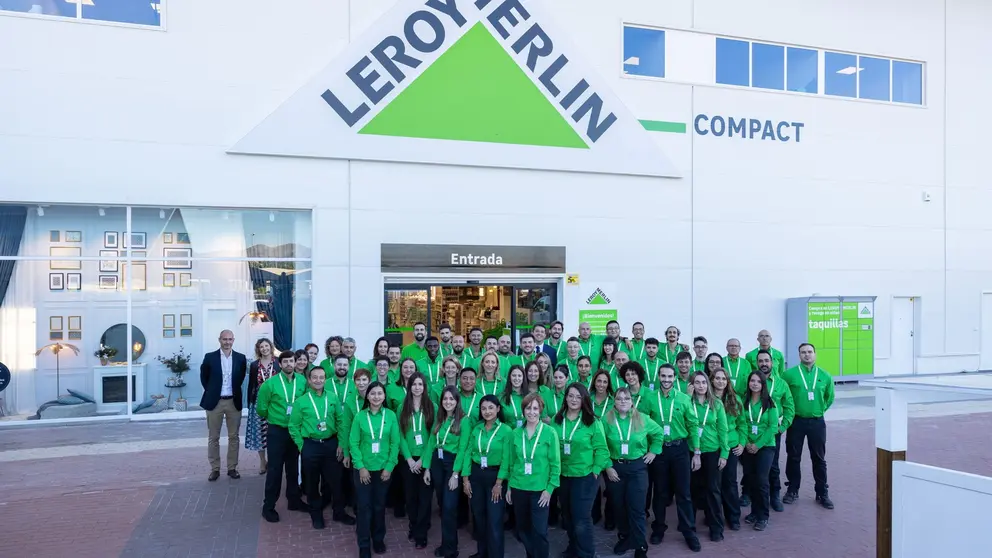 Empleados de la nueva tienda de Leroy Merlín en Lorca