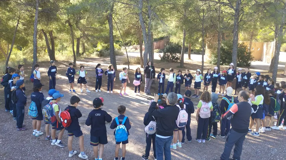 Alumnos de tercero y cuarto de primaria durante las actividades de la jornada de sensibilización con motivo del Día Internacional contra el Cambio Climático.