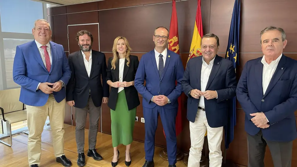 De izq. a der., Juan Marín (director general de Trabajo), Ramón Avilés (vicesecretario de la CROEM), Marisa López (directora del SEF), Víctor Marín (consejero), José María Albarracín (presidente d ela CROEM) y Pepe Rosique (secretario de la CROEM)