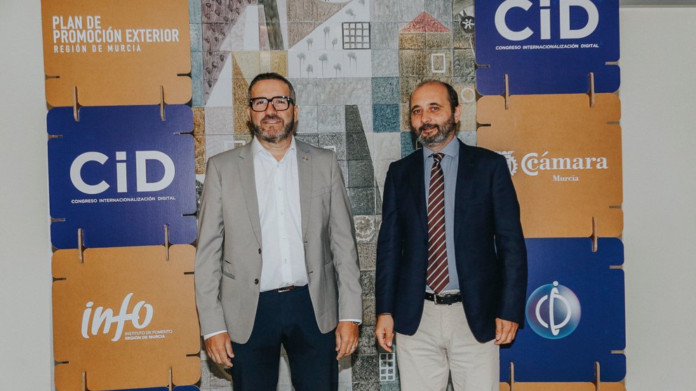El presidente de la Cámara de Comercio, Miguel López Abad (izq.) y el director del INFO, Joaquín Gómez