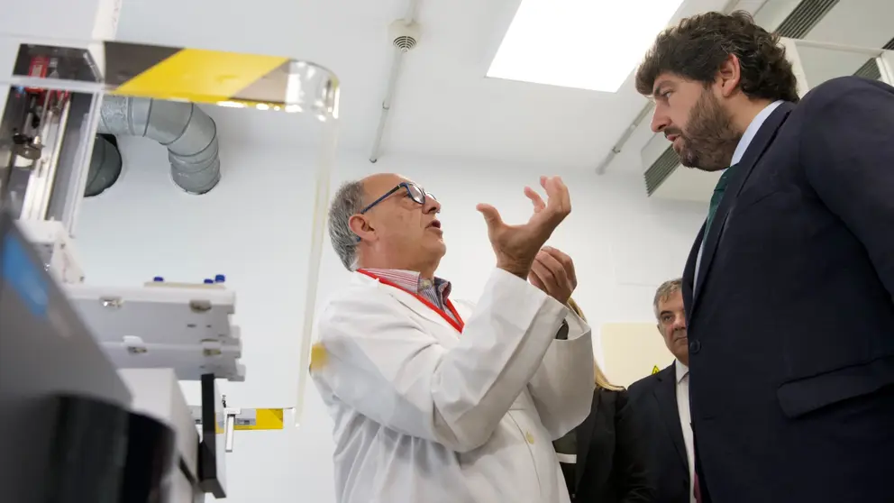 El presidente del Gobierno regional, Fernando López Miras, anunció la mayor convocatoria de ayudas Saavedra Fajardo de la historia, con 2 M€ para atraer el talento de los investigadores a la Región de Murcia “con el objetivo de desarrollar y consolidar su carrera científica en los centros de conocimiento de la Región de Murcia”.
López Miras destacó, durante la visita al laboratorio del Área Científica y Técnica de Investigación (ACTI) de la Universidad de Murcia, que “el Gobierno regional ha dado un paso importante para mejorar las condiciones de los investigadores y hacerlas más atractivas”.
En concreto, el Ejecutivo autonómico triplica la inversión por investigador, que pasa de 123.000 a 323.000 euros, y, además, se amplía la duración de los contratos de investigación, que pasan de 3 a 5 años.
Otra novedad de esta nueva convocatoria de Saavedra Fajardo, que está abierta hasta el 21 de noviembre, es el compromiso de incorporación permanente en las universidades y centros de investigación, que habilitarán las plazas para garantizar su estabilización mediante la incorporación en sus equipos de investigación.
Las ayudas están destinadas a investigadores con trayectoria internacional y experiencia acreditadas que hayan desarrollado recientemente una parte relevante de su actividad investigadora en el extranjero y deseen incorporarse a universidades y centros públicos de Investigación de la Región de Murcia. Este programa supone una oportunidad de desarrollar y consolidar su carrera científica en la Región, incorporarse a los centros de investigación de manera estable y potenciar la competitividad e internacionalización del sistema regional de I+D+i.
Los investigadores beneficiarios de este programa liderarán el desarrollo de sus propios proyectos de investigación con un elevado potencial de beneficio social y económico, y formarán sus propios equipos de trabajo para transferir el conocimiento de excelencia.
Mejores condiciones que Ramón y Cajal
Con estas novedades, el presidente de la Comunidad subrayó que “las ayudas Saavedra Fajardo ofrecen mejores condiciones que el prestigioso programa nacional Ramón y Cajal”, que convoca el Gobierno central, y destacó “el gran esfuerzo que realiza el Gobierno regional con los investigadores, pese a ser una región infra financiada”.
El jefe del Ejecutivo autonómico también afirmó que “hacemos una clara apuesta por atraer a nuestra Región el mejor talento investigador internacional y ponerlo al servicio de universidades, centros públicos de investigación, administraciones y empresas de la Región de Murcia”.
En total, el Gobierno regional ha destinado hasta el momento 5,6 M€ para atraer talento investigador a la Región. Gracias al programa Saavedra Fajardo 39 investigadores han aportado su conocimiento y su trabajo de investigación a la Región.