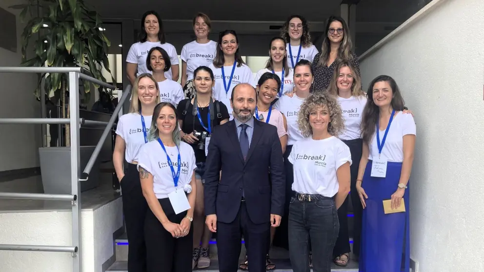 Participantes en el programa 'The Break' del CEEIM, junto a la directora de la institución,