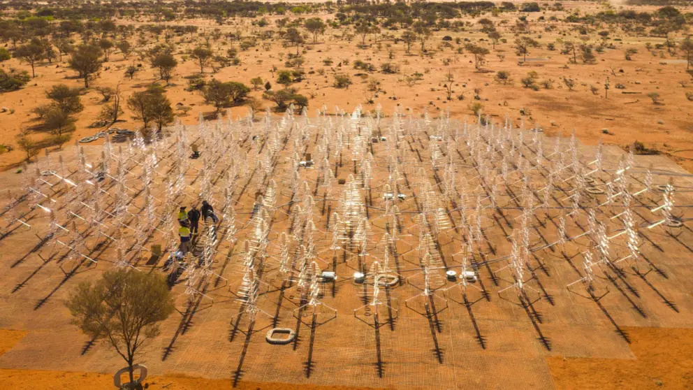 Foto de ICRAR para SKAO con un prototipo de conjunto de antenas con forma de árbol de navidad para el telescopio Ska-Low.