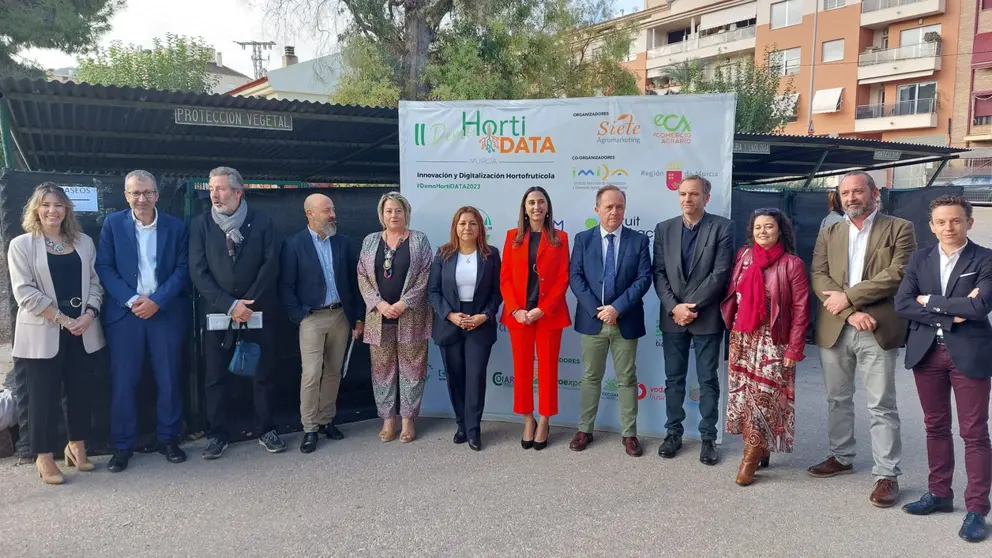 La consejera de Agricultura, Sara Rubira, junto a los participantes de la II Demo HortiDATA 2023 celebrada en el Imida