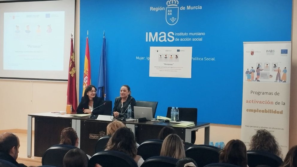 La directora gerente del IMAS, Verónica López, durante la jornada formativa del programa 'Personas' a los profesionales de las entidades sociales.