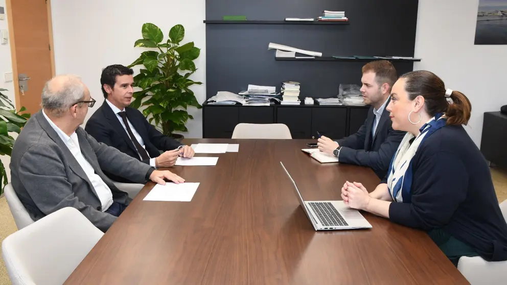 Reunión entre los miembros del Coitirm (izq.) y de la consejería de Fomento (der.)