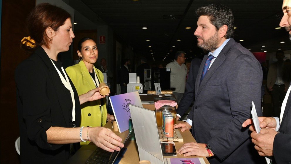 Mayte Martín, CEO de Brava Kombucha, explica a López Miras las características de sus productos