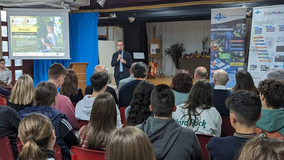 Javier Martínez Gilabert habla en la presentación del programa 'DGMAkers 4Inclusion'