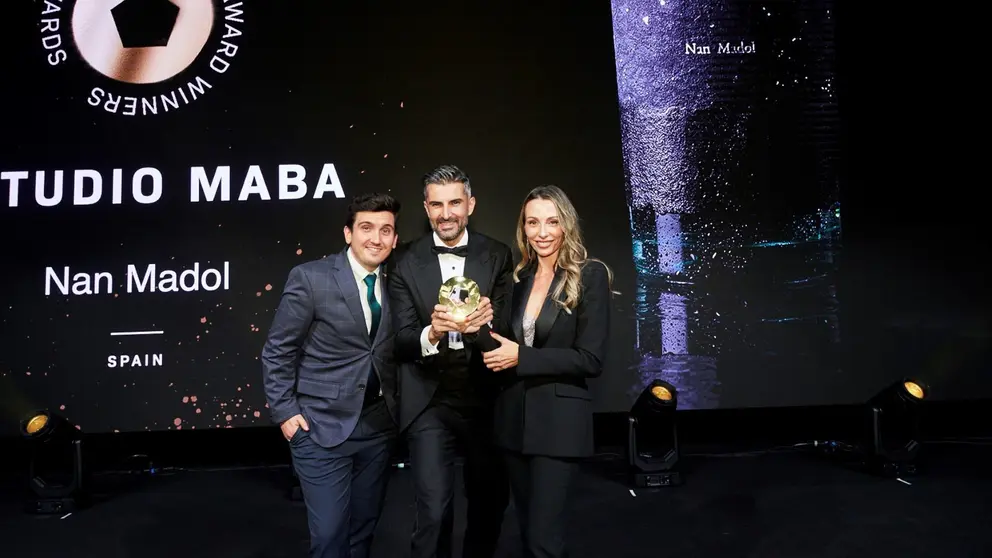 Miguel Ángel del Baño (centro) y Beatriz Suárez, fundadores de Estudio Maba