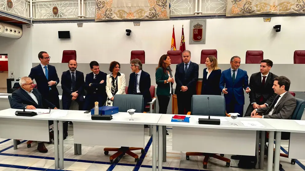 El consejero de Economía, Hacienda y Empresa, Luis Alberto Marín, junto con el equipo directivo de la consejería