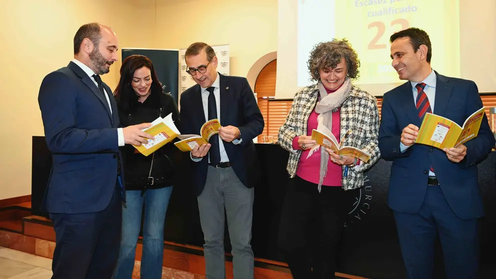 El director del info, Joaquín Gomez; Paqui Pérez, directora de Amefmur; el rector de la UMU, José Luján; la rectora de la UPCT, Beatriz Miguel; y Juan Jesús Lozano Ramón, Director Territorial de Caixabank