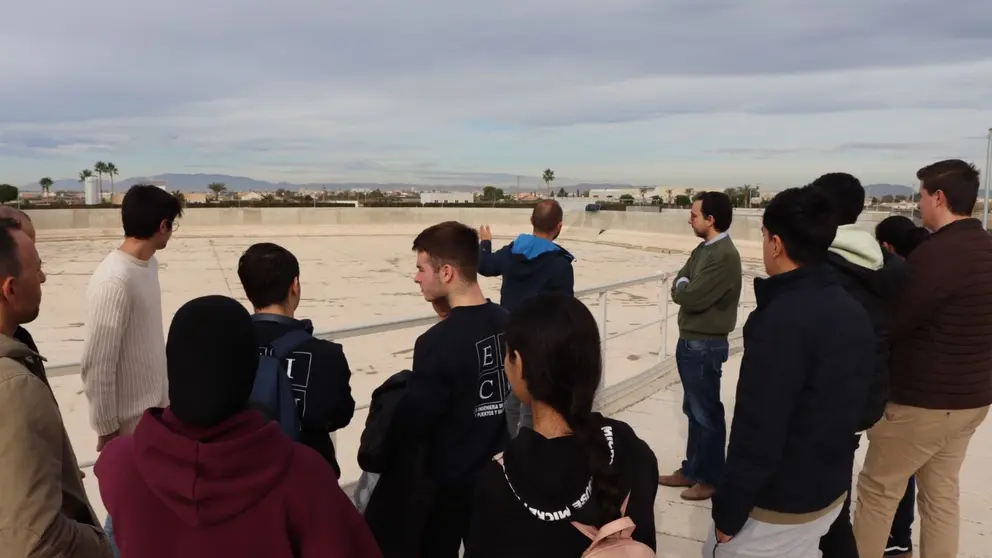 Alumnos del grado de Ingeniería Civil de la UPCT, durante su visita al tanque ambiental de la EDAR de Torre Pacheco.