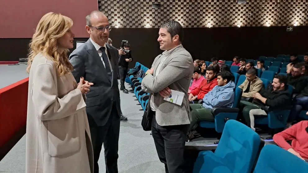 El consejero de Educación, Formación Profesional y Empleo, Víctor Marín, inauguró la jornada de presentación del programa T-Sigo.