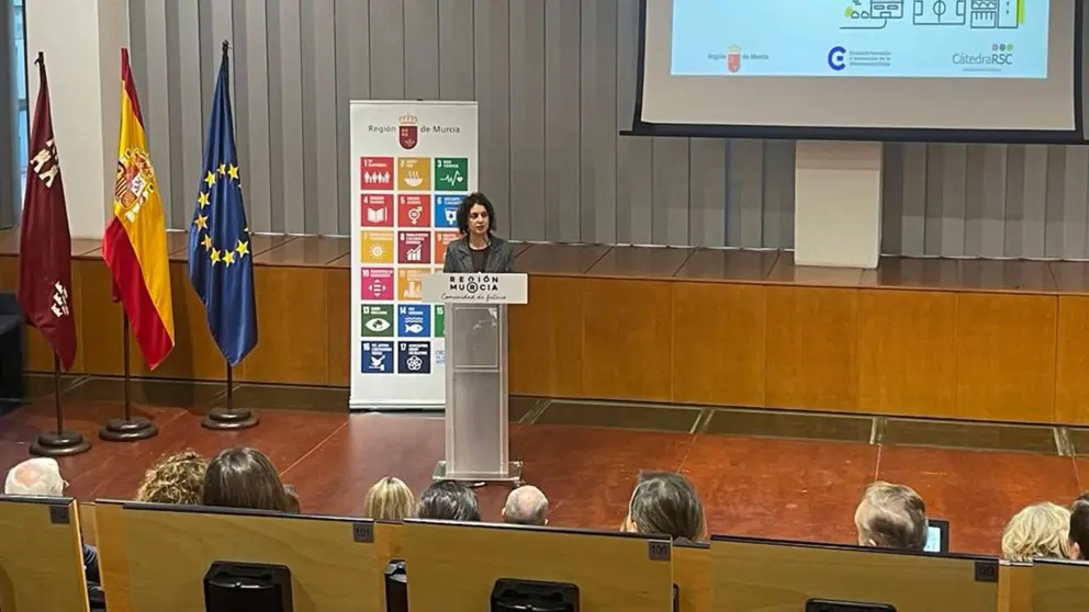 La secretaria general de la Consejería, Sonia Carrillo, abrió la presentación de la guía