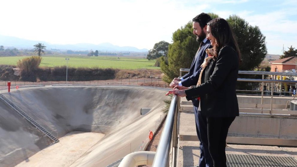 La consejera Sara Rubira, junto al alcalde de La Unión, Joaquín Zapata, observa el nuevo tanque ambiental del municipio.