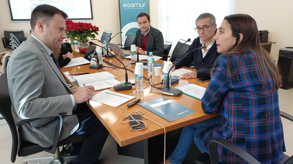 La consejera Sara Rubira durante el Consejo de Administración de Esamur celebrado recientemente.