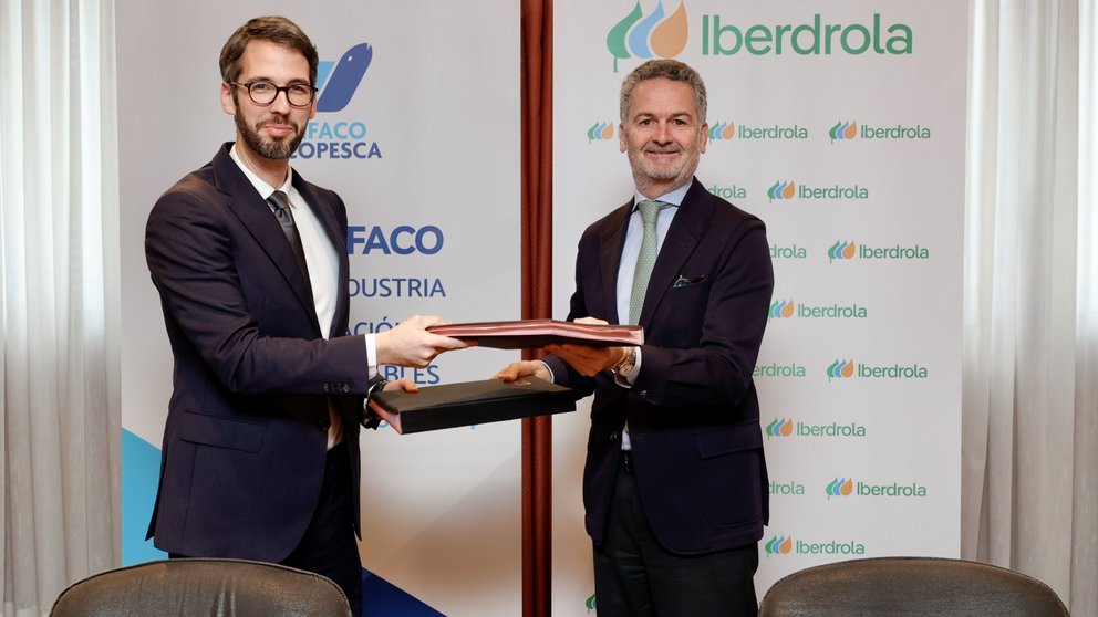 A la firma asistieron Alfonso Calderón (der.), Director Comercial de Iberdrola Clientes España, y Roberto Alonso (izq.), Secretario General de ANFACO-CECOPESCA.