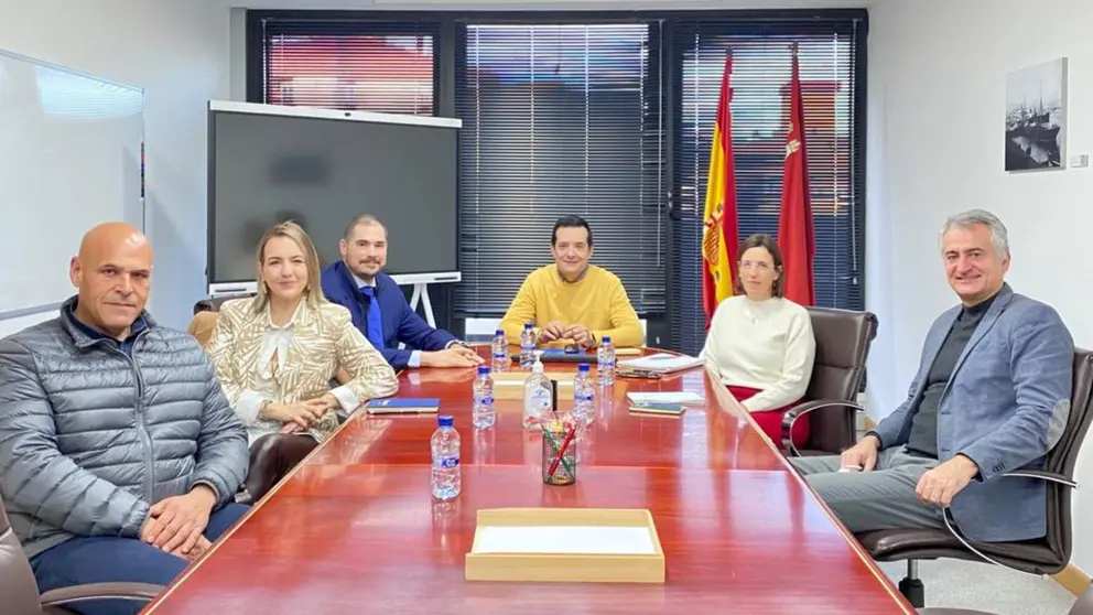 De izq. a der.,, el vicepresidente de AFAREM, José Antonio Navarro; secretaria de AFAREM, María Luisa Lucas; presidente de AFAREM, Eduardo Martín Pignatelli; consejero de Fomento e Infraestructuras, José Manuel Pancorbo; directora general de Carreteras, María Dolores Marín; y jefe de Gabinete de la Consejería, Juan Pablo Cruz.