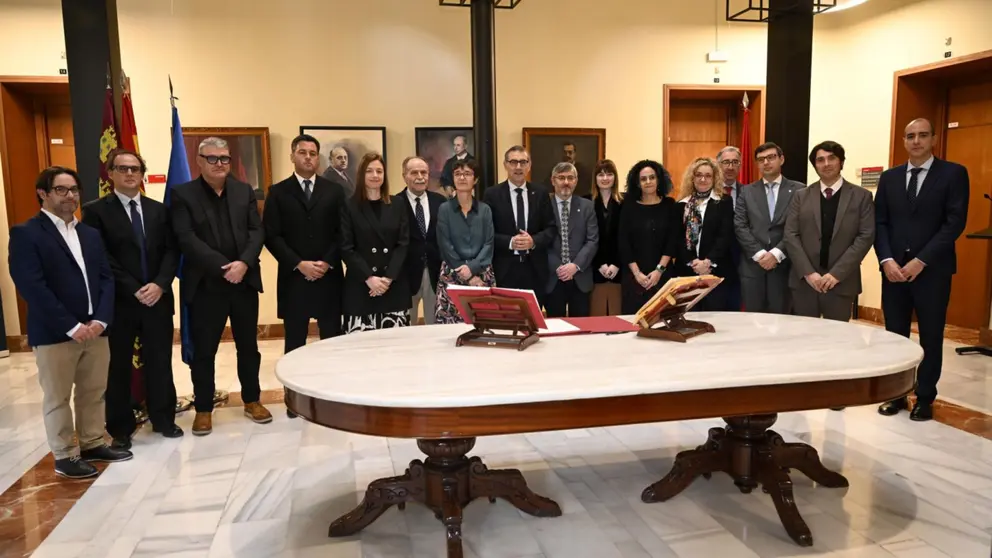 El nuevo profesorado titular y catedrático posa tras la toma de posesión con el rector y parte del equipo de gobierno