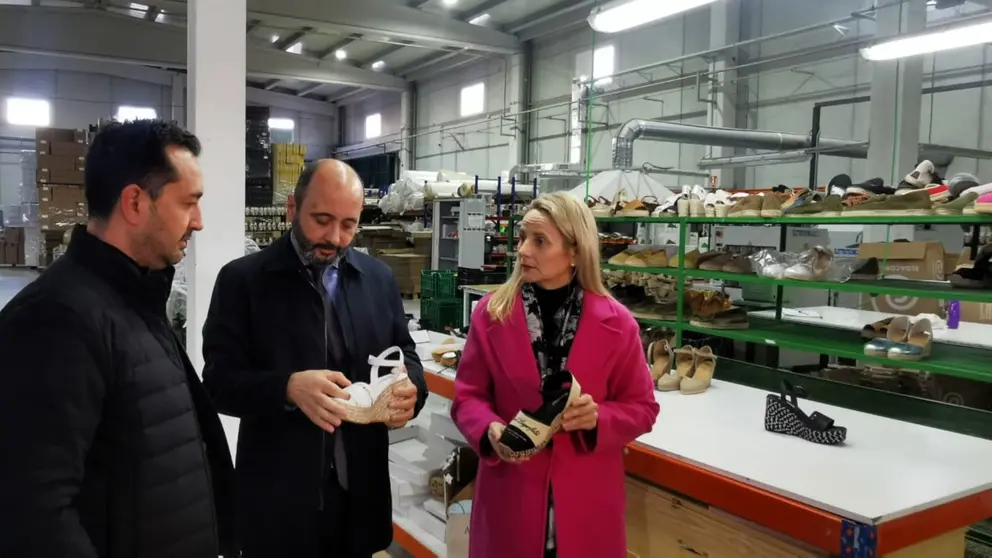 El director del Info, Joaquín Gómez, junto con la alcaldesa de Cehegín, Alicia del Amor, en la visita a una empresa del municipio