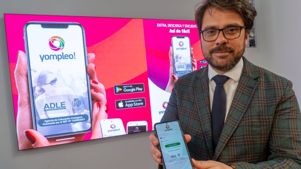 El edil Álvaro Valdés con la app Yompleo de la ADLE