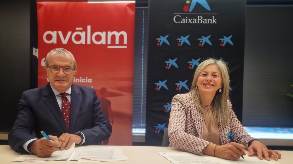 Luis Martínez de Salas, director general de Aválam, y Olga García, directora territorial de Caixabank
