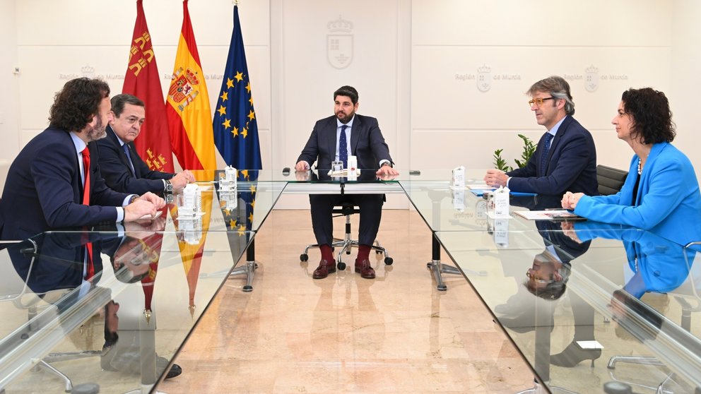 De izq. a der., Ramón Avilés (secretario de la CROEM), José María Albarracín (presidente de la CROEM), López Miras, Luis Alberto Marín y Sonia Carrillo