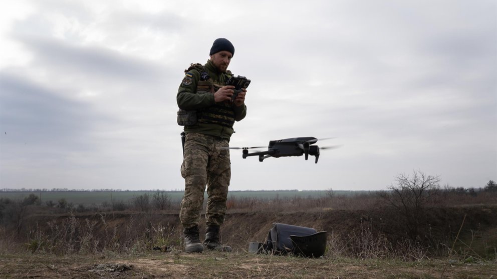 Un militar de Ucrania durante una práctica con drones (Foto: Ashley Chan/SOPA Images via ZUMA / DPA)