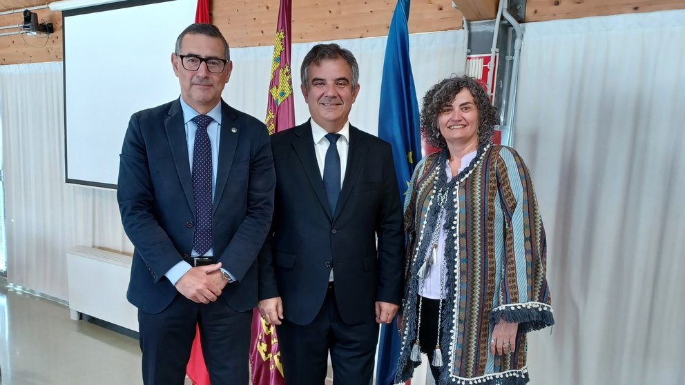 El consejero de Medio Ambiente, Universidades, Investigación y Mar Menor, Juan María Vázquez, con el rector de la Universidad de Murcia, José Luján, y la rectora de la Universidad Politécnica de Cartagena, Beatriz Miguel