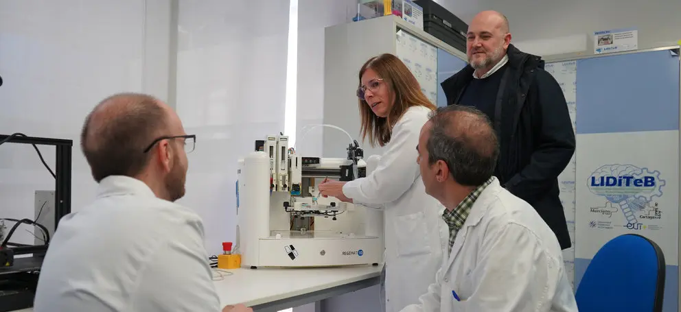 La jefa del Servicio de Diseño Industrial y Cálculo Científico de la UPCT, Lola Ojados, y el coordinador del grado en Ingeniería Biomédica de la UPCT, Joaquín Roca, junto a los doctores del Servicio de Anatomía Patológica del Hospital General Universitario Santa Lucía, Ginés Luengo y Pablo Conesa.