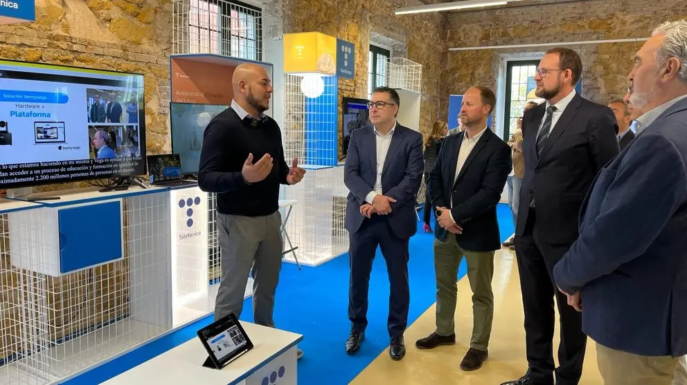 El teniente de alcalde y concejal delegado de Ciudad Inteligente del ayuntamiento de Murcia, José Guillén, visitando uno de los stands.